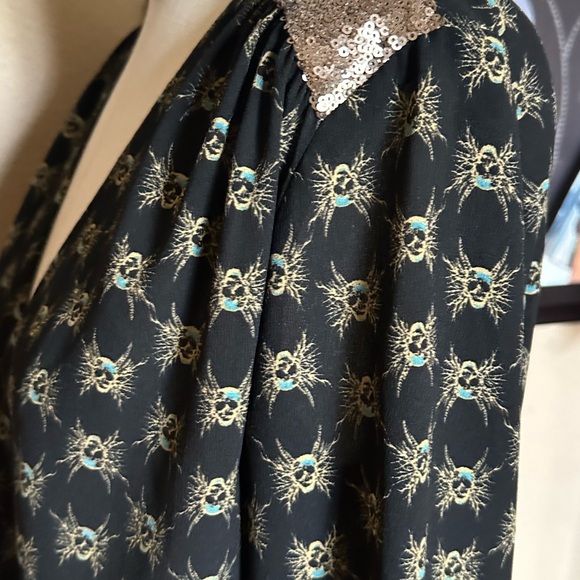 House of Harlow Long Sleeve Blouse With One Button on Back. Size medium - Picture 8 of 10